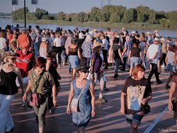  <a style='color: #fff;' href='/uploaded/photo/dansons-sur-les-quais-5b5767e8417a3.jpg'>(Télécharger)</a>