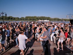  <a style='color: #fff;' href='/uploaded/photo/dansons-sur-les-quais-5b5767fe416a6.jpg'>(Télécharger)</a>